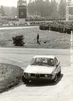 Paul Bergner in der Einfahrt zu Betonkehre. Die Zuschauer im Hintergrund erleben Motorsport zum Anfassen.