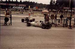 Nach einer Aufw�rmrunde fahren die Formel-Renner beim GP 1969 durch das Tor wieder in den Boxenbereich.